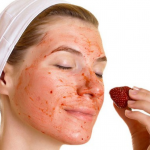 HOMEMADE BERRY MASK FOR BRIGHTER SKIN