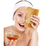 HOMEMADE HONEY MASK FOR GLOWING SKIN