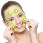 DIY KIWI FACE MASK FOR SMOOTH SKIN