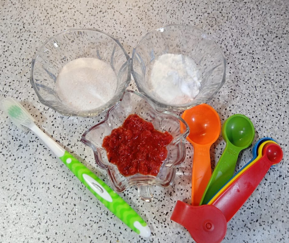 DIY STRAWBERRY TEETH WHITENER